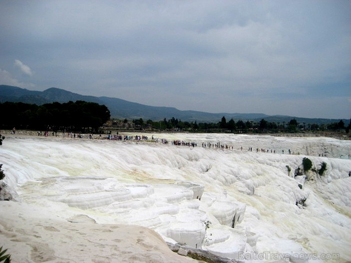 Pamukkale ir brīnumaina vieta Turcijā, kas ir slavena ar dziedinošiem ūdeņiem (Kleopatras baseinu), elpu aizraujošo ainavu (Baltās terases) un bagāto Pamukkale ir brīnumaina vieta Turcijā, kas ir slavena ar dziedinošiem ūdeņiem (Kleopatras baseinu), elpu aizraujošo ainavu (Baltās terases) un bagāto 60941