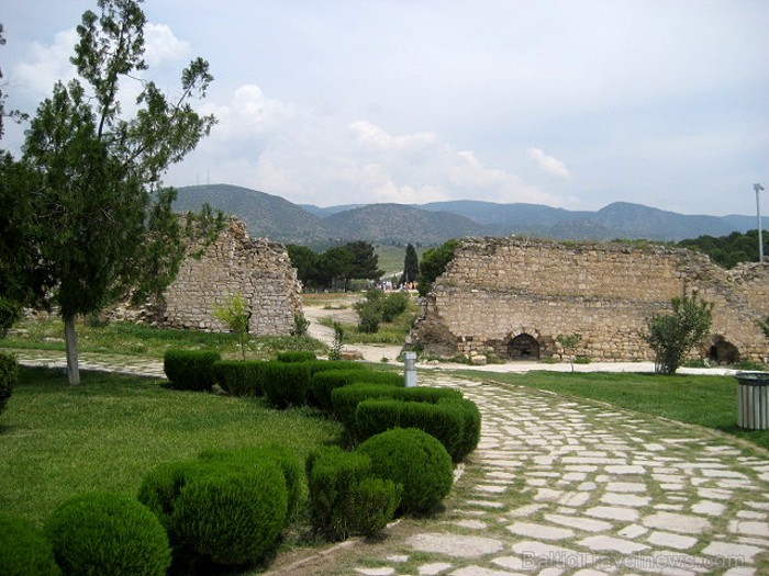 Pamukkale ir brīnumaina vieta Turcijā, kas ir slavena ar dziedinošiem ūdeņiem (Kleopatras baseinu), elpu aizraujošo ainavu (Baltās terases) un bagāto Pamukkale ir brīnumaina vieta Turcijā, kas ir slavena ar dziedinošiem ūdeņiem (Kleopatras baseinu), elpu aizraujošo ainavu (Baltās terases) un bagāto 60943