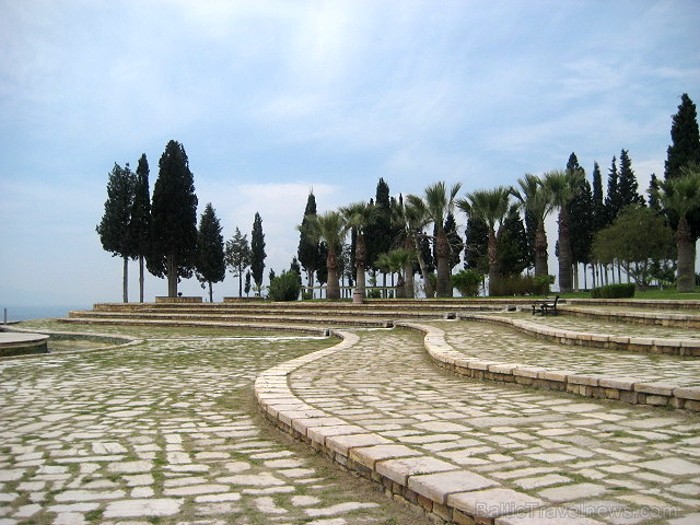 Pamukkale ir brīnumaina vieta Turcijā, kas ir slavena ar dziedinošiem ūdeņiem (Kleopatras baseinu), elpu aizraujošo ainavu (Baltās terases) un bagāto Pamukkale ir brīnumaina vieta Turcijā, kas ir slavena ar dziedinošiem ūdeņiem (Kleopatras baseinu), elpu aizraujošo ainavu (Baltās terases) un bagāto 60944