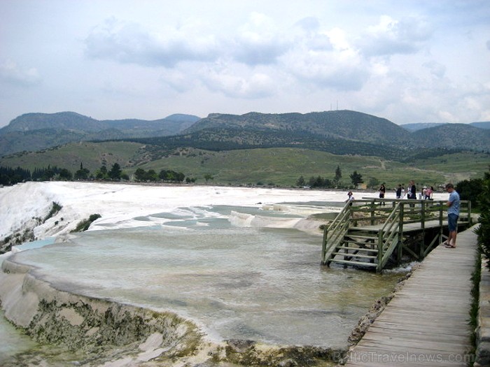 Pamukkale ir brīnumaina vieta Turcijā, kas ir slavena ar dziedinošiem ūdeņiem (Kleopatras baseinu), elpu aizraujošo ainavu (Baltās terases) un bagāto Pamukkale ir brīnumaina vieta Turcijā, kas ir slavena ar dziedinošiem ūdeņiem (Kleopatras baseinu), elpu aizraujošo ainavu (Baltās terases) un bagāto 60947