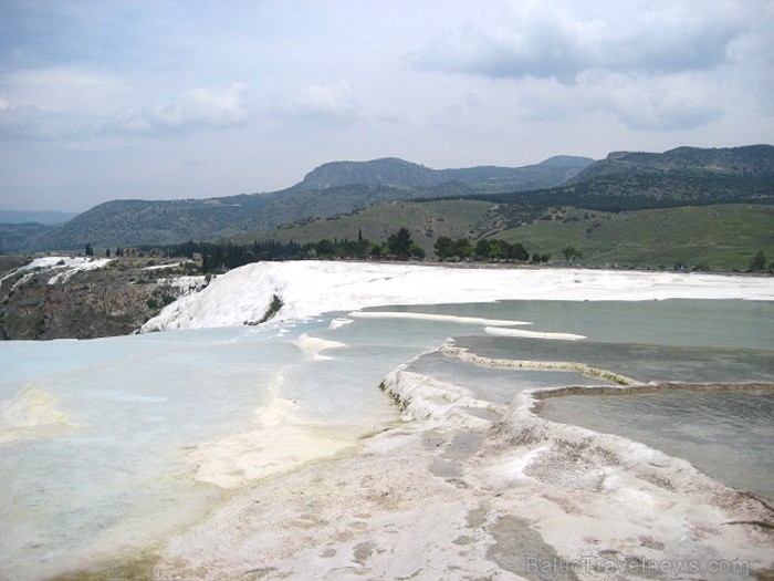 Pamukkale ir brīnumaina vieta Turcijā, kas ir slavena ar dziedinošiem ūdeņiem (Kleopatras baseinu), elpu aizraujošo ainavu (Baltās terases) un bagāto Pamukkale ir brīnumaina vieta Turcijā, kas ir slavena ar dziedinošiem ūdeņiem (Kleopatras baseinu), elpu aizraujošo ainavu (Baltās terases) un bagāto 60949