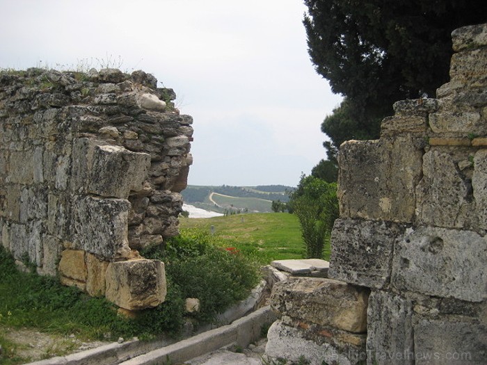 Pamukkale ir brīnumaina vieta Turcijā, kas ir slavena ar dziedinošiem ūdeņiem (Kleopatras baseinu), elpu aizraujošo ainavu (Baltās terases) un bagāto Pamukkale ir brīnumaina vieta Turcijā, kas ir slavena ar dziedinošiem ūdeņiem (Kleopatras baseinu), elpu aizraujošo ainavu (Baltās terases) un bagāto 60951
