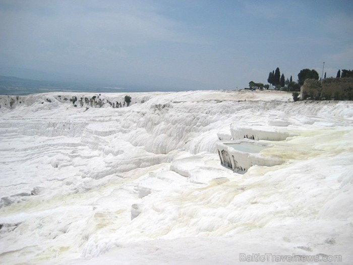 Pamukkale ir brīnumaina vieta Turcijā, kas ir slavena ar dziedinošiem ūdeņiem (Kleopatras baseinu), elpu aizraujošo ainavu (Baltās terases) un bagāto Pamukkale ir brīnumaina vieta Turcijā, kas ir slavena ar dziedinošiem ūdeņiem (Kleopatras baseinu), elpu aizraujošo ainavu (Baltās terases) un bagāto 60955
