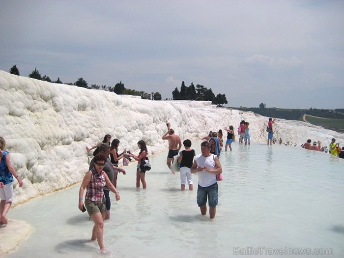 Pamukkale ir brīnumaina vieta Turcijā, kas ir slavena ar dziedinošiem ūdeņiem (Kleopatras baseinu), elpu aizraujošo ainavu (Baltās terases) un bagāto Pamukkale ir brīnumaina vieta Turcijā, kas ir slavena ar dziedinošiem ūdeņiem (Kleopatras baseinu), elpu aizraujošo ainavu (Baltās terases) un bagāto 60956