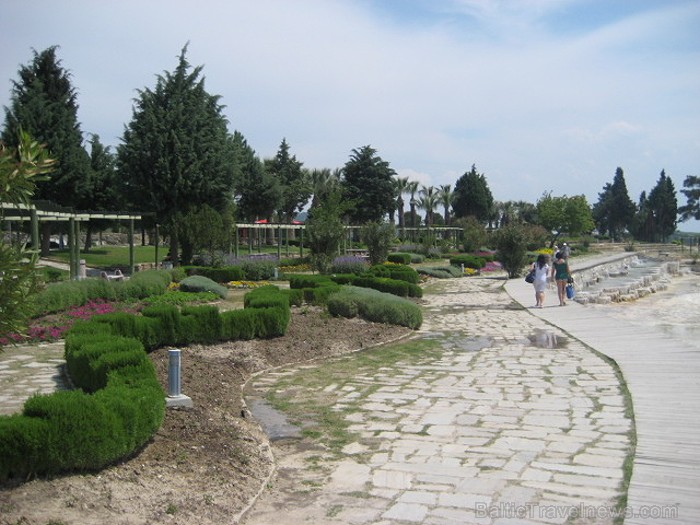 Pamukkale ir brīnumaina vieta Turcijā, kas ir slavena ar dziedinošiem ūdeņiem (Kleopatras baseinu), elpu aizraujošo ainavu (Baltās terases) un bagāto Pamukkale ir brīnumaina vieta Turcijā, kas ir slavena ar dziedinošiem ūdeņiem (Kleopatras baseinu), elpu aizraujošo ainavu (Baltās terases) un bagāto 60960