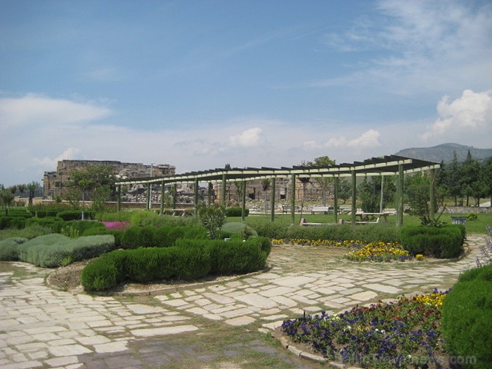 Pamukkale ir brīnumaina vieta Turcijā, kas ir slavena ar dziedinošiem ūdeņiem (Kleopatras baseinu), elpu aizraujošo ainavu (Baltās terases) un bagāto Pamukkale ir brīnumaina vieta Turcijā, kas ir slavena ar dziedinošiem ūdeņiem (Kleopatras baseinu), elpu aizraujošo ainavu (Baltās terases) un bagāto 60963