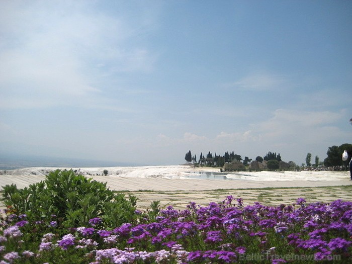 Pamukkale ir brīnumaina vieta Turcijā, kas ir slavena ar dziedinošiem ūdeņiem (Kleopatras baseinu), elpu aizraujošo ainavu (Baltās terases) un bagāto Pamukkale ir brīnumaina vieta Turcijā, kas ir slavena ar dziedinošiem ūdeņiem (Kleopatras baseinu), elpu aizraujošo ainavu (Baltās terases) un bagāto 60965