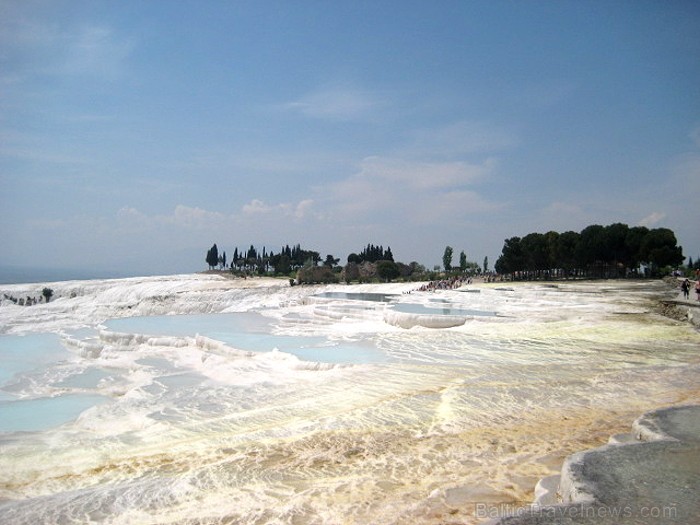 Pamukkale ir brīnumaina vieta Turcijā, kas ir slavena ar dziedinošiem ūdeņiem (Kleopatras baseinu), elpu aizraujošo ainavu (Baltās terases) un bagāto Pamukkale ir brīnumaina vieta Turcijā, kas ir slavena ar dziedinošiem ūdeņiem (Kleopatras baseinu), elpu aizraujošo ainavu (Baltās terases) un bagāto 60967