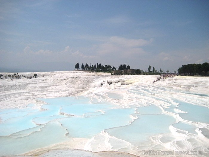 Pamukkale ir brīnumaina vieta Turcijā, kas ir slavena ar dziedinošiem ūdeņiem (Kleopatras baseinu), elpu aizraujošo ainavu (Baltās terases) un bagāto Pamukkale ir brīnumaina vieta Turcijā, kas ir slavena ar dziedinošiem ūdeņiem (Kleopatras baseinu), elpu aizraujošo ainavu (Baltās terases) un bagāto 60969