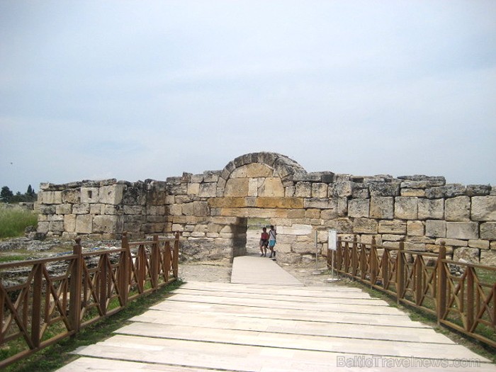 Pamukkale ir brīnumaina vieta Turcijā, kas ir slavena ar dziedinošiem ūdeņiem (Kleopatras baseinu), elpu aizraujošo ainavu (Baltās terases) un bagāto Pamukkale ir brīnumaina vieta Turcijā, kas ir slavena ar dziedinošiem ūdeņiem (Kleopatras baseinu), elpu aizraujošo ainavu (Baltās terases) un bagāto 60974