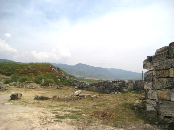 Pamukkale ir brīnumaina vieta Turcijā, kas ir slavena ar dziedinošiem ūdeņiem (Kleopatras baseinu), elpu aizraujošo ainavu (Baltās terases) un bagāto Pamukkale ir brīnumaina vieta Turcijā, kas ir slavena ar dziedinošiem ūdeņiem (Kleopatras baseinu), elpu aizraujošo ainavu (Baltās terases) un bagāto 60975