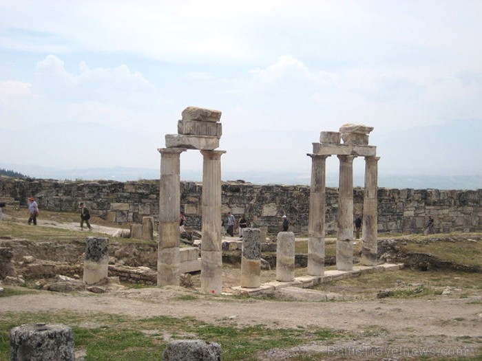 Pamukkale ir brīnumaina vieta Turcijā, kas ir slavena ar dziedinošiem ūdeņiem (Kleopatras baseinu), elpu aizraujošo ainavu (Baltās terases) un bagāto Pamukkale ir brīnumaina vieta Turcijā, kas ir slavena ar dziedinošiem ūdeņiem (Kleopatras baseinu), elpu aizraujošo ainavu (Baltās terases) un bagāto 60976