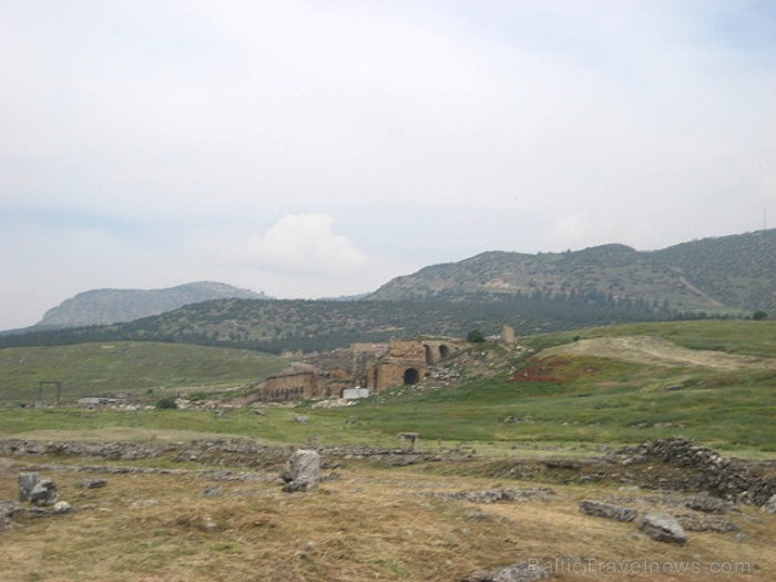 Pamukkale ir brīnumaina vieta Turcijā, kas ir slavena ar dziedinošiem ūdeņiem (Kleopatras baseinu), elpu aizraujošo ainavu (Baltās terases) un bagāto Pamukkale ir brīnumaina vieta Turcijā, kas ir slavena ar dziedinošiem ūdeņiem (Kleopatras baseinu), elpu aizraujošo ainavu (Baltās terases) un bagāto 60977