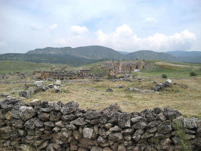 Pamukkale ir brīnumaina vieta Turcijā, kas ir slavena ar dziedinošiem ūdeņiem (Kleopatras baseinu), elpu aizraujošo ainavu (Baltās terases) un bagāto Pamukkale ir brīnumaina vieta Turcijā, kas ir slavena ar dziedinošiem ūdeņiem (Kleopatras baseinu), elpu aizraujošo ainavu (Baltās terases) un bagāto 60978