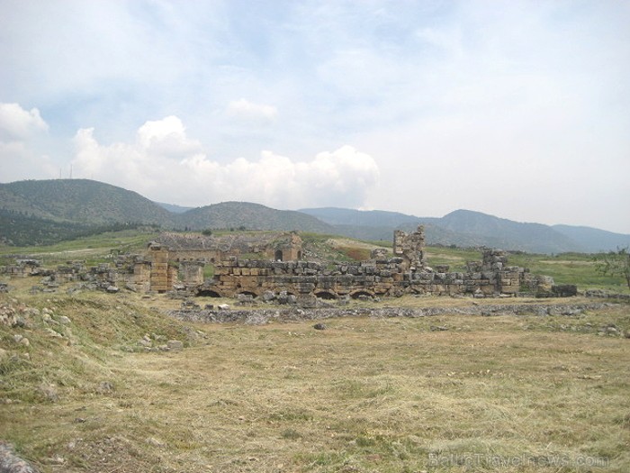 Pamukkale ir brīnumaina vieta Turcijā, kas ir slavena ar dziedinošiem ūdeņiem (Kleopatras baseinu), elpu aizraujošo ainavu (Baltās terases) un bagāto Pamukkale ir brīnumaina vieta Turcijā, kas ir slavena ar dziedinošiem ūdeņiem (Kleopatras baseinu), elpu aizraujošo ainavu (Baltās terases) un bagāto 61021