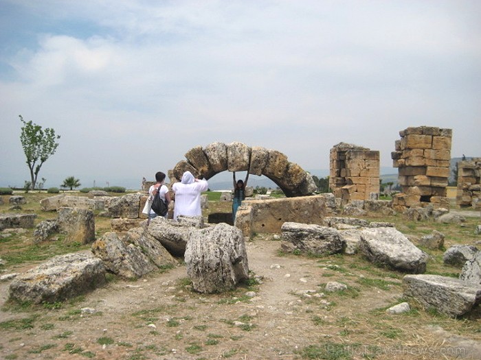 Pamukkale ir brīnumaina vieta Turcijā, kas ir slavena ar dziedinošiem ūdeņiem (Kleopatras baseinu), elpu aizraujošo ainavu (Baltās terases) un bagāto Pamukkale ir brīnumaina vieta Turcijā, kas ir slavena ar dziedinošiem ūdeņiem (Kleopatras baseinu), elpu aizraujošo ainavu (Baltās terases) un bagāto 61025