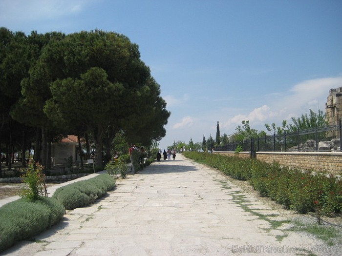Pamukkale ir brīnumaina vieta Turcijā, kas ir slavena ar dziedinošiem ūdeņiem (Kleopatras baseinu), elpu aizraujošo ainavu (Baltās terases) un bagāto Pamukkale ir brīnumaina vieta Turcijā, kas ir slavena ar dziedinošiem ūdeņiem (Kleopatras baseinu), elpu aizraujošo ainavu (Baltās terases) un bagāto 61027