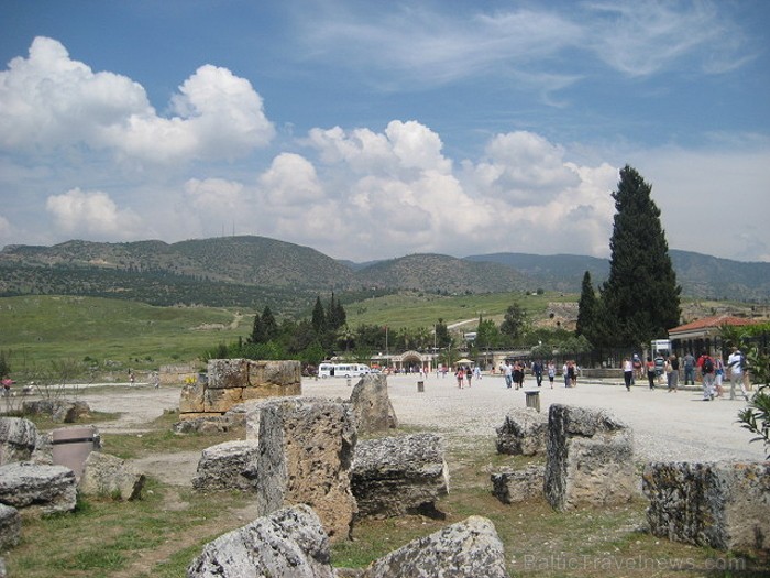 Pamukkale ir brīnumaina vieta Turcijā, kas ir slavena ar dziedinošiem ūdeņiem (Kleopatras baseinu), elpu aizraujošo ainavu (Baltās terases) un bagāto Pamukkale ir brīnumaina vieta Turcijā, kas ir slavena ar dziedinošiem ūdeņiem (Kleopatras baseinu), elpu aizraujošo ainavu (Baltās terases) un bagāto 61030