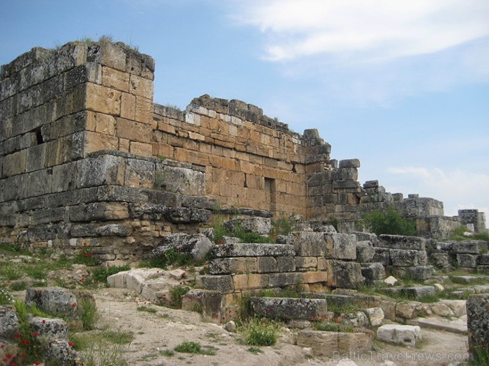 Pamukkale ir brīnumaina vieta Turcijā, kas ir slavena ar dziedinošiem ūdeņiem (Kleopatras baseinu), elpu aizraujošo ainavu (Baltās terases) un bagāto Pamukkale ir brīnumaina vieta Turcijā, kas ir slavena ar dziedinošiem ūdeņiem (Kleopatras baseinu), elpu aizraujošo ainavu (Baltās terases) un bagāto 61035