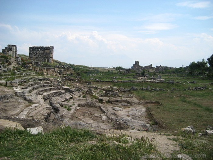 Pamukkale ir brīnumaina vieta Turcijā, kas ir slavena ar dziedinošiem ūdeņiem (Kleopatras baseinu), elpu aizraujošo ainavu (Baltās terases) un bagāto Pamukkale ir brīnumaina vieta Turcijā, kas ir slavena ar dziedinošiem ūdeņiem (Kleopatras baseinu), elpu aizraujošo ainavu (Baltās terases) un bagāto 61038
