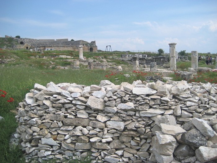 Pamukkale ir brīnumaina vieta Turcijā, kas ir slavena ar dziedinošiem ūdeņiem (Kleopatras baseinu), elpu aizraujošo ainavu (Baltās terases) un bagāto Pamukkale ir brīnumaina vieta Turcijā, kas ir slavena ar dziedinošiem ūdeņiem (Kleopatras baseinu), elpu aizraujošo ainavu (Baltās terases) un bagāto 61041