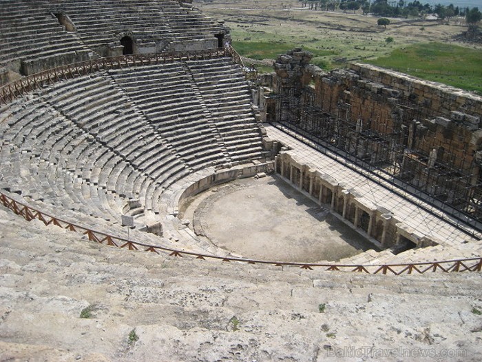Pamukkale ir brīnumaina vieta Turcijā, kas ir slavena ar dziedinošiem ūdeņiem (Kleopatras baseinu), elpu aizraujošo ainavu (Baltās terases) un bagāto Pamukkale ir brīnumaina vieta Turcijā, kas ir slavena ar dziedinošiem ūdeņiem (Kleopatras baseinu), elpu aizraujošo ainavu (Baltās terases) un bagāto 61056