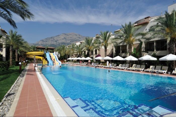 Viesnīcā Amara Wing Resort pie baseina pieejami bez maksas saulessargi, atpūtas krēsli un matrači 61259