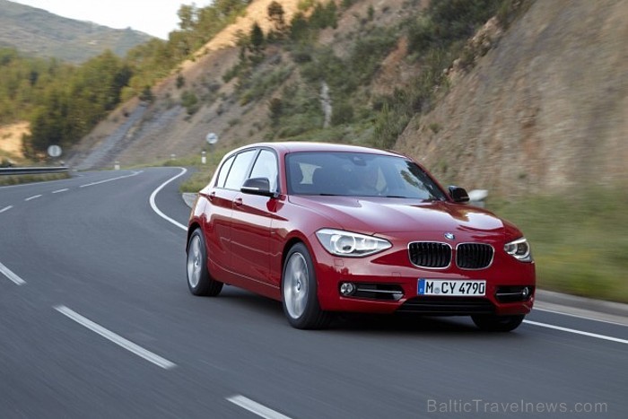Jaunais BMW 1.sērijas F20 modelis, kas ir otrās paaudzes modelis un pircēji to varēs iegādāties jau 2011.gada rudenī. Foto: BMW.com Jaunais BMW 1.sērijas F20 modelis, kas ir otrās paaudzes modelis un pircēji to varēs iegādāties jau 2011.gada rudenī. Foto: BMW.com 61472