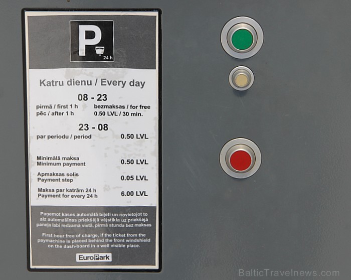 Vienīgi uz maksāšanas automāta ir norādītas dažas informācijas angļu valodā, kas īsas instrukcijas veidā paskaidro «biznesa» noteikumus Vienīgi uz maksāšanas automāta ir norādītas dažas informācijas angļu valodā, kas īsas instrukcijas veidā paskaidro «biznesa» noteikumus 61539