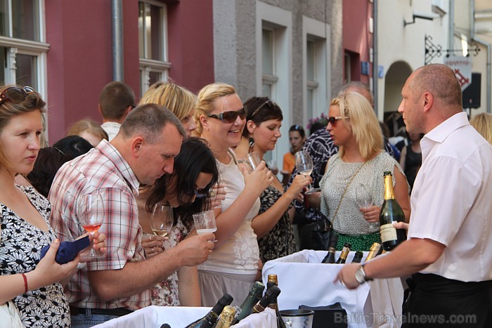 «Vīna svētki 2011» Vecrīgas viesnīcas Konventa Sēta pagalmā no 10.06 līdz 11.06.2011 - www.hotelkolonna.com «Vīna svētki 2011» Vecrīgas viesnīcas Konventa Sēta pagalmā no 10.06 līdz 11.06.2011 - www.hotelkolonna.com 61806