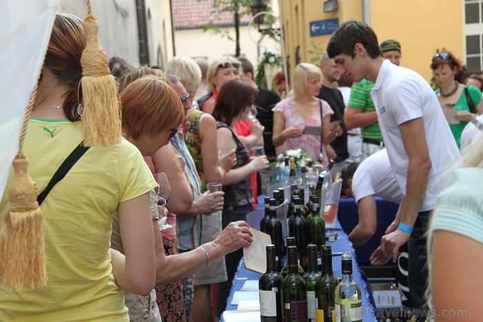 «Vīna svētki 2011» Vecrīgas viesnīcas Konventa Sēta pagalmā no 10.06 līdz 11.06.2011 - www.hotelkolonna.com «Vīna svētki 2011» Vecrīgas viesnīcas Konventa Sēta pagalmā no 10.06 līdz 11.06.2011 - www.hotelkolonna.com 61807