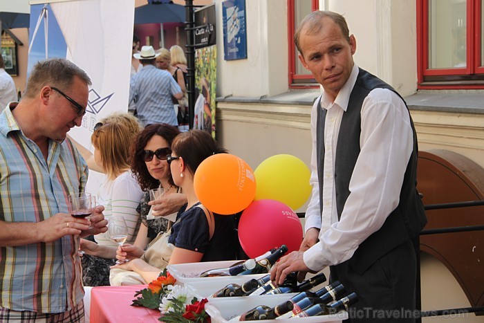 «Vīna svētki 2011» Vecrīgas viesnīcas Konventa Sēta pagalmā no 10.06 līdz 11.06.2011 - www.hotelkolonna.com «Vīna svētki 2011» Vecrīgas viesnīcas Konventa Sēta pagalmā no 10.06 līdz 11.06.2011 - www.hotelkolonna.com 61815