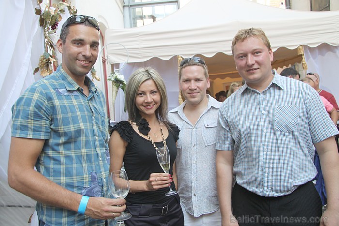 «Vīna svētki 2011» Vecrīgas viesnīcas Konventa Sēta pagalmā no 10.06 līdz 11.06.2011 - www.hotelkolonna.com «Vīna svētki 2011» Vecrīgas viesnīcas Konventa Sēta pagalmā no 10.06 līdz 11.06.2011 - www.hotelkolonna.com 61822