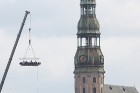 Pirmās bildes Latvijā: gaisa restorāns Dinner in the Sky® paceļas gaisā 