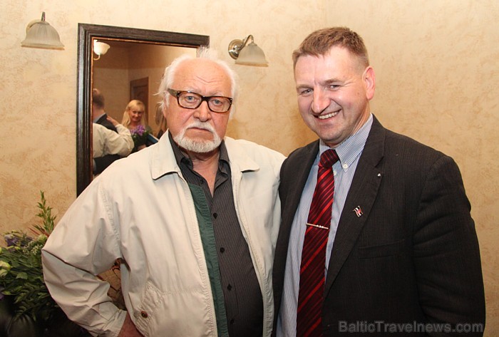 Latgales plānošanas reģions prezentē 15.06.2011 Kristapa Streiča un Jāņa Streiča īsfilmu «LATGALE atvērta sadarbībai» restorānā «Kamadena» Latgales plānošanas reģions prezentē 15.06.2011 Kristapa Streiča un Jāņa Streiča īsfilmu «LATGALE atvērta sadarbībai» restorānā «Kamadena» 62136