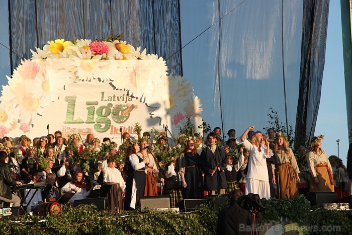 Līgo svētku koncerts «Latvija līgo Ikšķilē 2011» - vairāk bilžu un arī balva no Dikļu pils - Fb.com/Travelnews.lv Līgo svētku koncerts «Latvija līgo Ikšķilē 2011» - vairāk bilžu un arī balva no Dikļu pils - Fb.com/Travelnews.lv 62295
