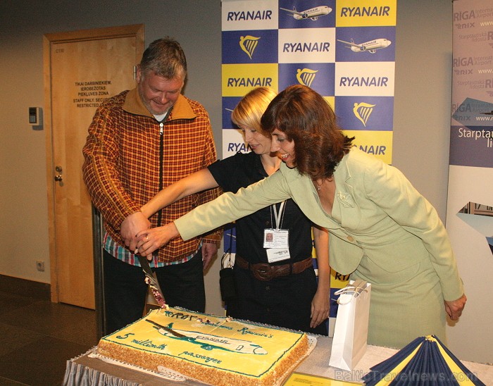 Agris Stuklis (laimīgais pasažieris), Elina Hakkarainen (Ryanair pārdošanas un mārketinga vadītāja Baltijā un Skandināvijā) un Liene Freivalde (lidost Agris Stuklis (laimīgais pasažieris), Elina Hakkarainen (Ryanair pārdošanas un mārketinga vadītāja Baltijā un Skandināvijā) un Liene Freivalde (lidost 62564