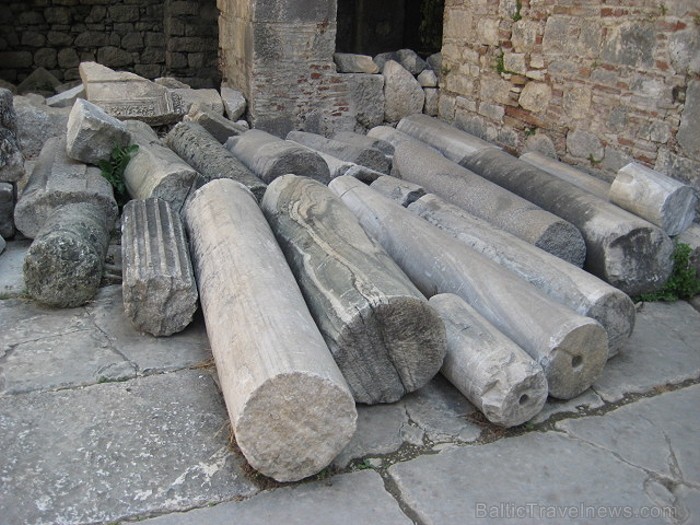 Visi fragmenti ir rūpīgi izpētīti un sanumurēti, lai ar laiku atjaunotu klostera iepriekšējo skaistumu Visi fragmenti ir rūpīgi izpētīti un sanumurēti, lai ar laiku atjaunotu klostera iepriekšējo skaistumu 62598