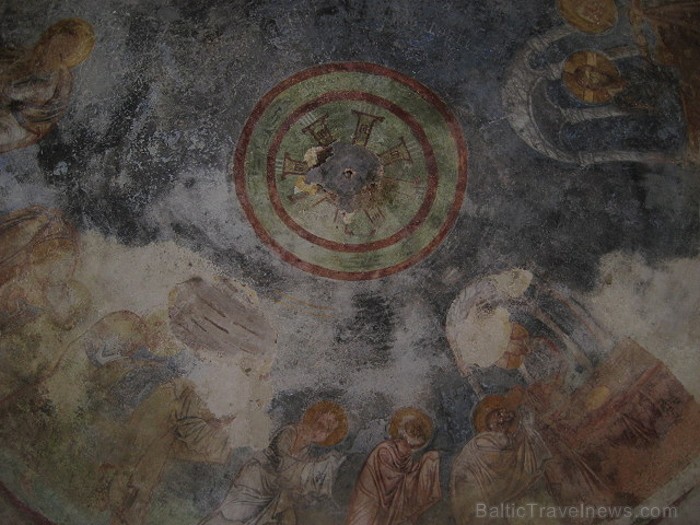 Klostera sienas un griesti kādreiz rotāja 11. un 12. gds. freskas, to fragmenti ir saglabājušies līdz šodienai Klostera sienas un griesti kādreiz rotāja 11. un 12. gds. freskas, to fragmenti ir saglabājušies līdz šodienai 62601
