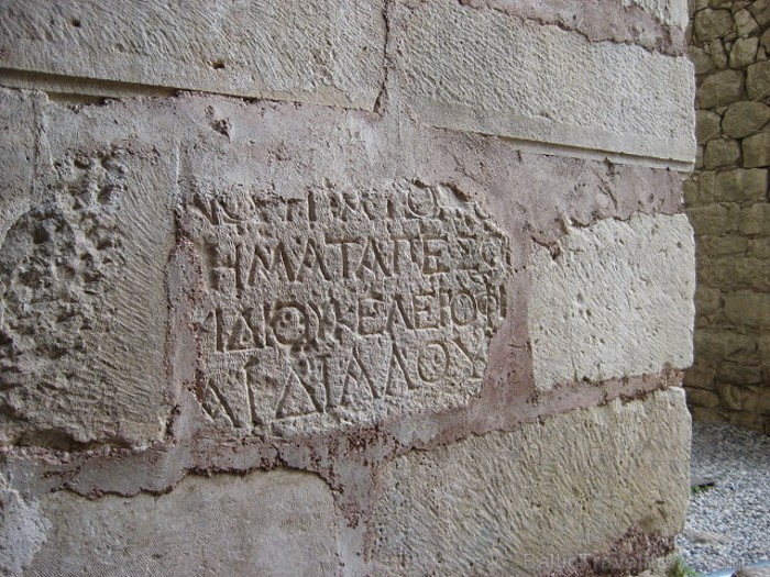 Uz klostera sienām un kolonnām līdz mūsu dienām saglābušies uzraksti - lūgšanas vai informācija par svētajiem, kuri tika apglabāti klosterī Uz klostera sienām un kolonnām līdz mūsu dienām saglābušies uzraksti - lūgšanas vai informācija par svētajiem, kuri tika apglabāti klosterī 62604