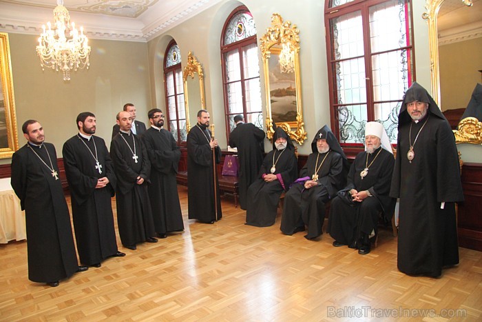 Melngalvju nams. Armēņu apustuliskā baznīca un Latvijas armēņu kopiena iesvēta savu dievnamu kopā patriarhu Katolikosa Karekina II. Melngalvju nams. Armēņu apustuliskā baznīca un Latvijas armēņu kopiena iesvēta savu dievnamu kopā patriarhu Katolikosa Karekina II. 63114