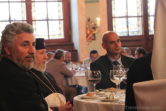 Melngalvju nams. Armēņu apustuliskā baznīca un Latvijas armēņu kopiena iesvēta savu dievnamu kopā patriarhu Katolikosa Karekina II. Melngalvju nams. Armēņu apustuliskā baznīca un Latvijas armēņu kopiena iesvēta savu dievnamu kopā patriarhu Katolikosa Karekina II. 63118