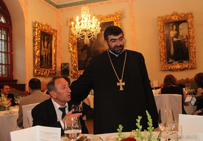 Melngalvju nams. Armēņu apustuliskā baznīca un Latvijas armēņu kopiena iesvēta savu dievnamu kopā patriarhu Katolikosa Karekina II. Melngalvju nams. Armēņu apustuliskā baznīca un Latvijas armēņu kopiena iesvēta savu dievnamu kopā patriarhu Katolikosa Karekina II. 63132