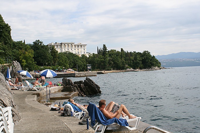 Saulainā vasara un dzidrais, līdz +26°C siltais jūras ūdens vilina atpūtniekus baudīt atpūtu jūras krastā Saulainā vasara un dzidrais, līdz +26°C siltais jūras ūdens vilina atpūtniekus baudīt atpūtu jūras krastā 65833