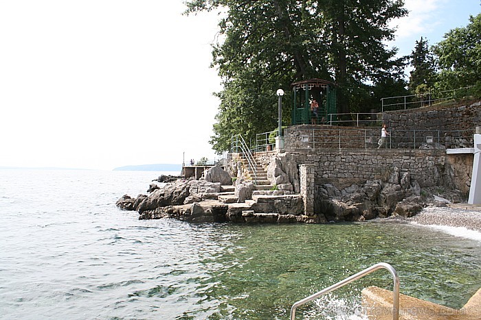 Rijekas pludmalēs ir daudz klinšu, atpūtnieki no rīta var jūrā izvietoties uz šīm Rijekas pludmalēs ir daudz klinšu, atpūtnieki no rīta var jūrā izvietoties uz šīm
