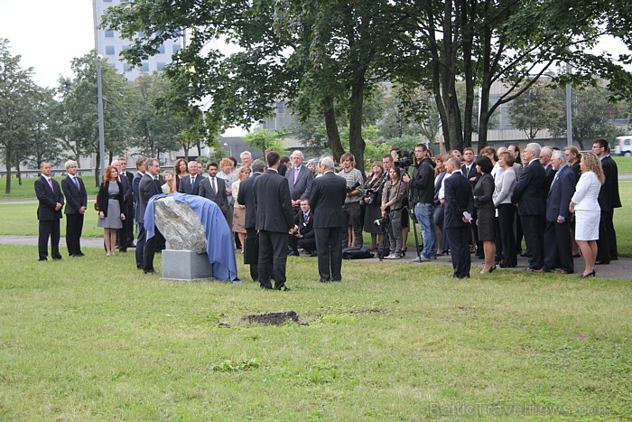 Blakus četru zvaigžņu viesnīcai Islande Hotel (www.islandehotel.lv) 22.08.2011 atklāja Islandes skvēru Foto: Canon 60D Blakus četru zvaigžņu viesnīcai Islande Hotel (www.islandehotel.lv) 22.08.2011 atklāja Islandes skvēru Foto: Canon 60D 65861
