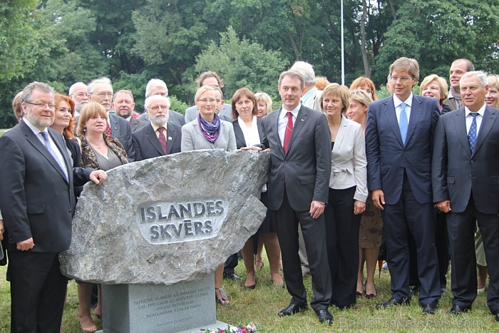 Blakus četru zvaigžņu viesnīcai Islande Hotel (www.islandehotel.lv) 22.08.2011 atklāja Islandes skvēru Foto: Canon 60D Blakus četru zvaigžņu viesnīcai Islande Hotel (www.islandehotel.lv) 22.08.2011 atklāja Islandes skvēru Foto: Canon 60D 65874