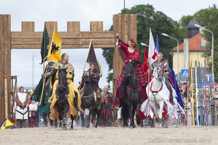 2011.gada 21. augustā, Rīgas 810 gadu jubilejas svētku ietvaros, 11. novembra krastmalā notika vēl Latvijā klātienē neredzētas bruņinieku cīņas zirgos 2011.gada 21. augustā, Rīgas 810 gadu jubilejas svētku ietvaros, 11. novembra krastmalā notika vēl Latvijā klātienē neredzētas bruņinieku cīņas zirgos 65962