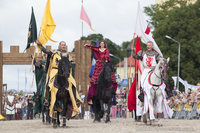 Tās demonstrēs grupa „Gerard Naprous & The Devilshorsemen Stunt Team” no Lielbritānijas, kurā apvienojušies profesionāli kinofilmu kaskadieri un zirgu Tās demonstrēs grupa „Gerard Naprous & The Devilshorsemen Stunt Team” no Lielbritānijas, kurā apvienojušies profesionāli kinofilmu kaskadieri un zirgu 65963