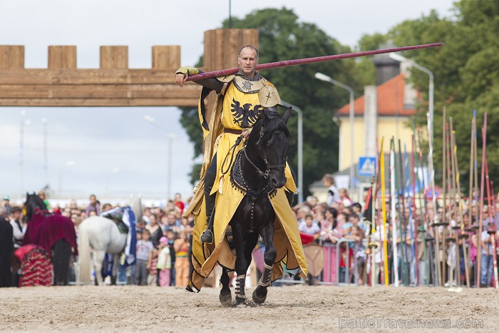Rīgas 810 gadu jubilejas svētku ietvaros, 11. novembra krastmalā notika vēl Latvijā klātienē neredzētas bruņinieku cīņas zirgos. Foto: www.fotoprojekt Rīgas 810 gadu jubilejas svētku ietvaros, 11. novembra krastmalā notika vēl Latvijā klātienē neredzētas bruņinieku cīņas zirgos. Foto: www.fotoprojekt 65967
